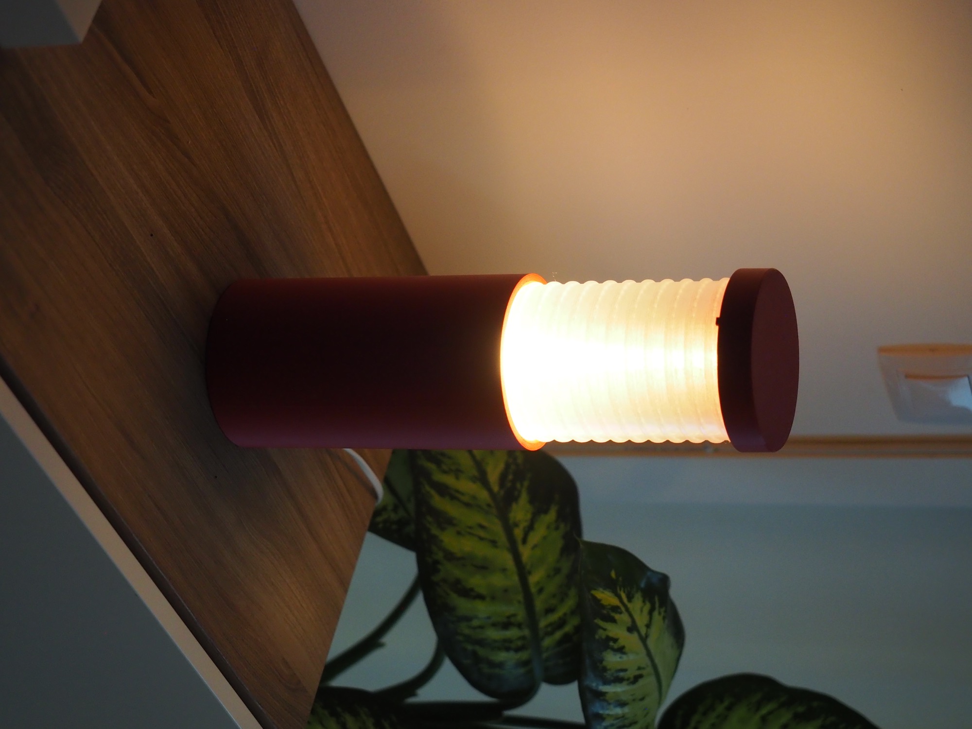 Extensible 12 en cereza profundo, extendida e iluminada